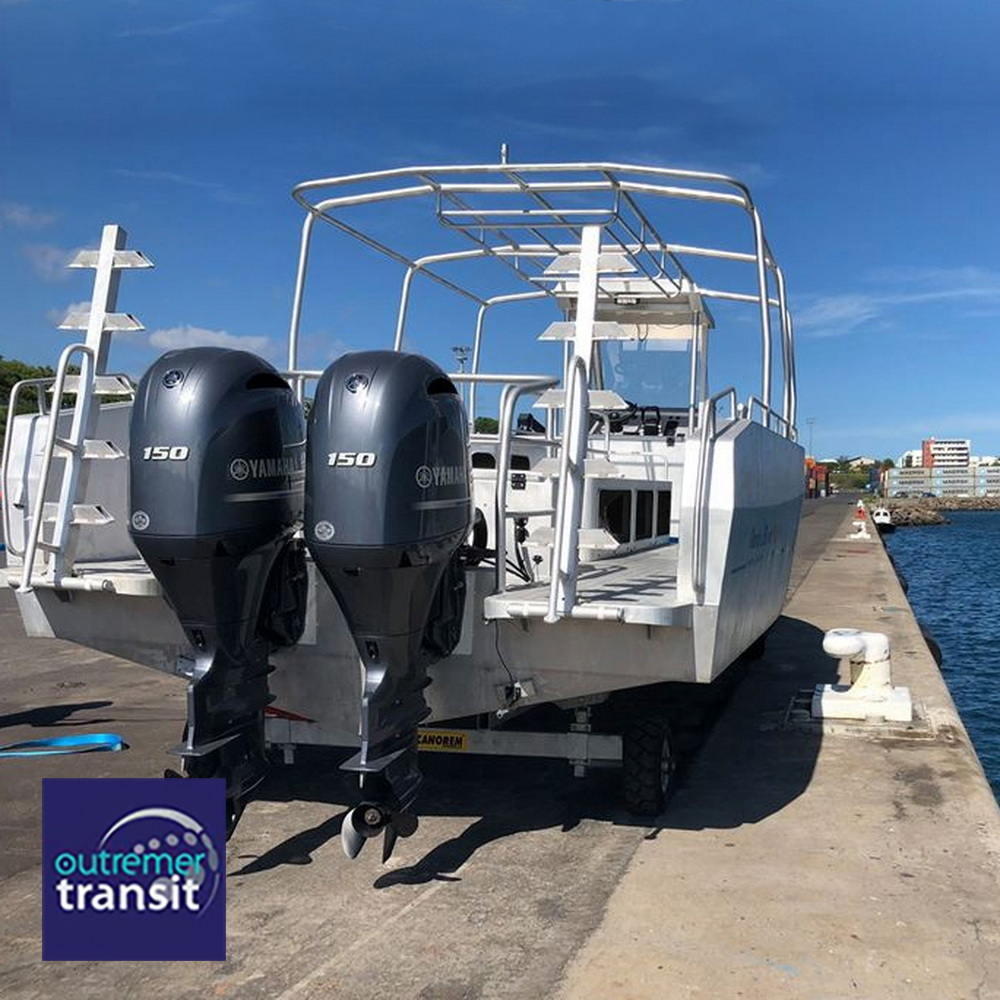 Mise à l'eau d'un bateau transporté à la Réunion en Roulier