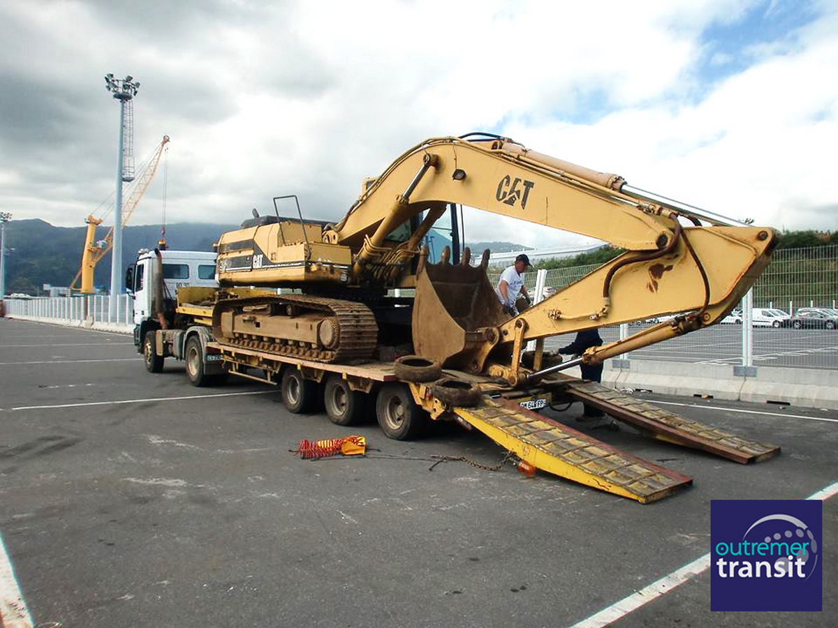 Transport d'engins de chantier  en Roro vers la Réunion avec Outremer Transit