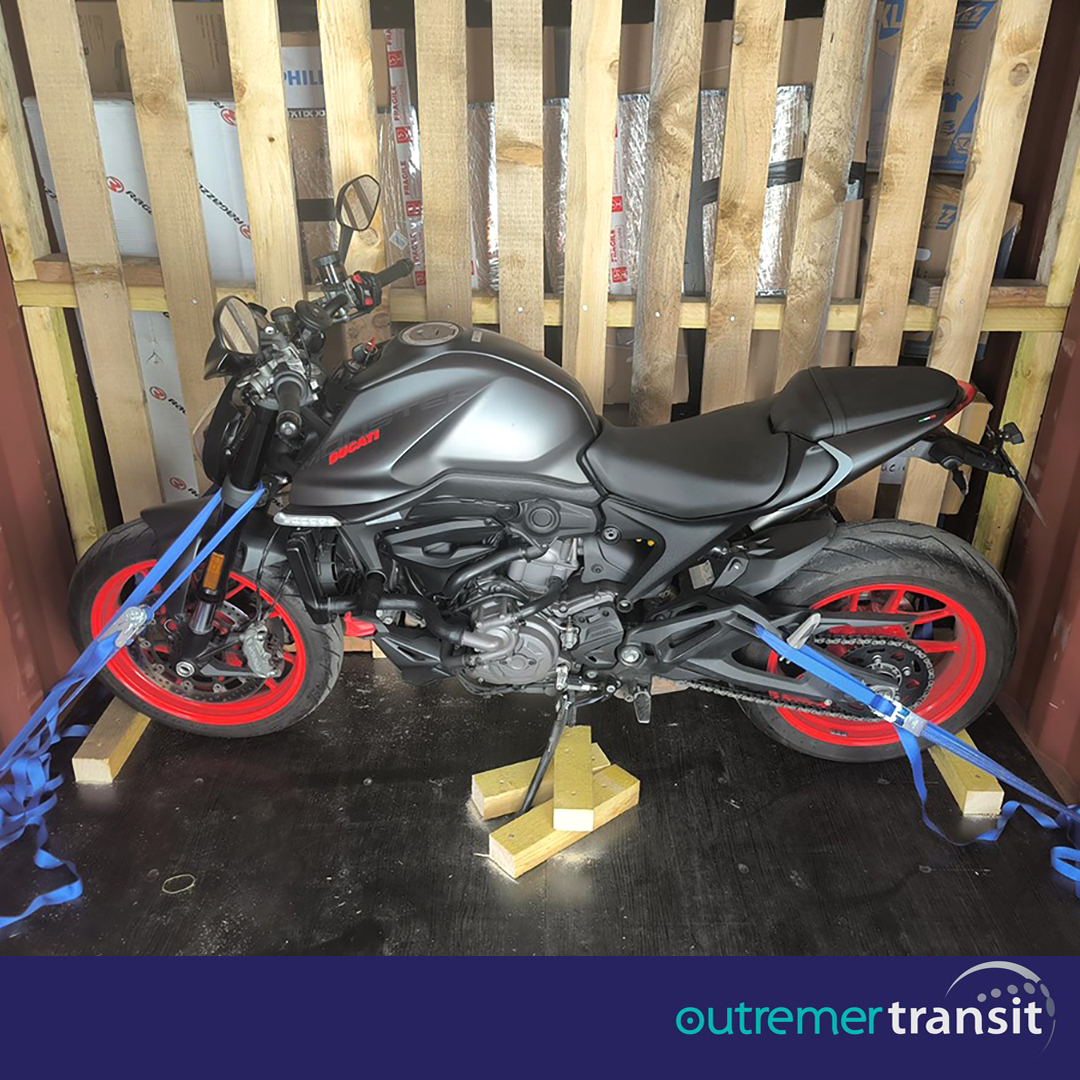 Transport de 2 motos Aprilia et Ducati en groupage Paris - La Réunion avec Outremer Transit